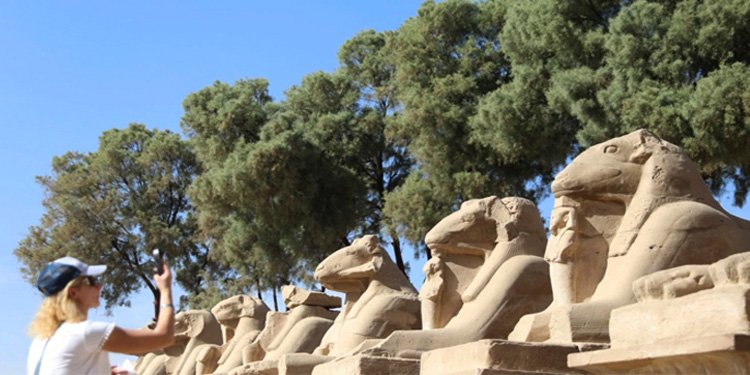 বিশ্বজুড়ে সংকুচিত হচ্ছে পর্যটন পরিষেবা